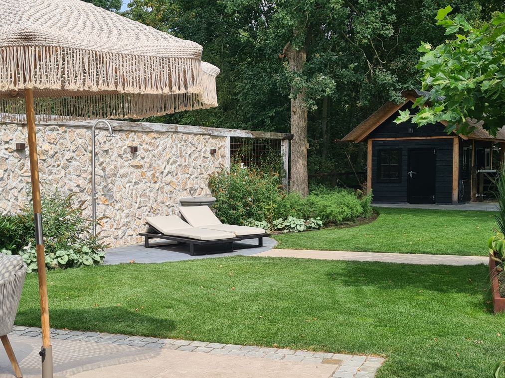 Ligstoelen voor een natuurstenen tuinmuur