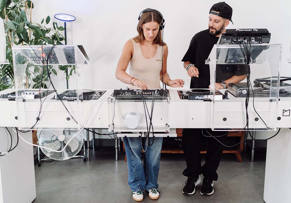 A DJ lesson gift voucher, making the best gift for a DJ this year! 1-1 lessons for any level