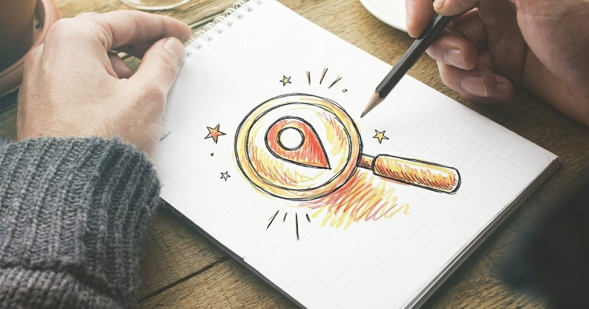 Online zichtbaarheid - getekend vergrootglas met locatiepin in een notitieboek, MadSpider