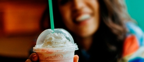 As marcas e os canudos descartáveis