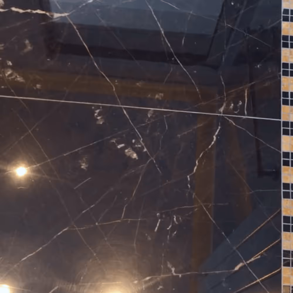 Photo de sol en marbre noir rénovée et brillant effet miroir 