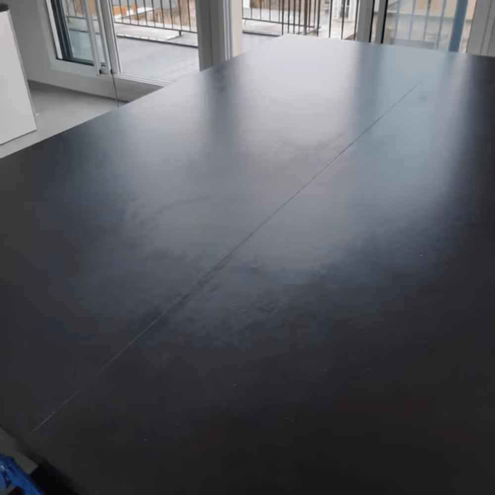 Photo d'une table en marbre qui n'est plus lisse et a perdu sa brillance