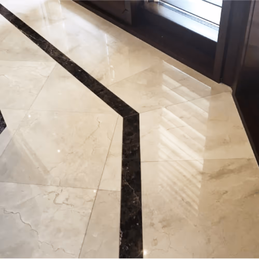 Photo d'un sol en marbre blanc et noir brillant et bien entretenu après le passage de marble technics paris