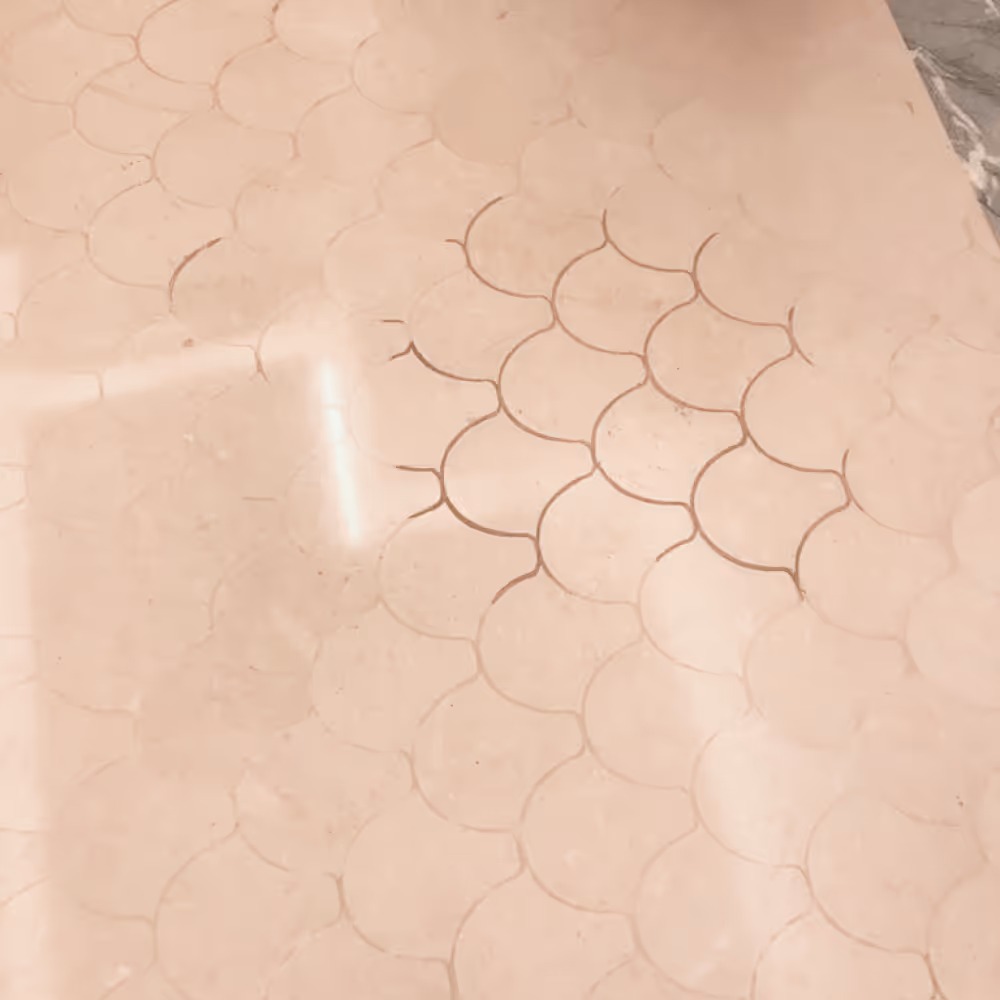 Photo d'un sol en marbre avec motif jaunie et avec des joints noircis
