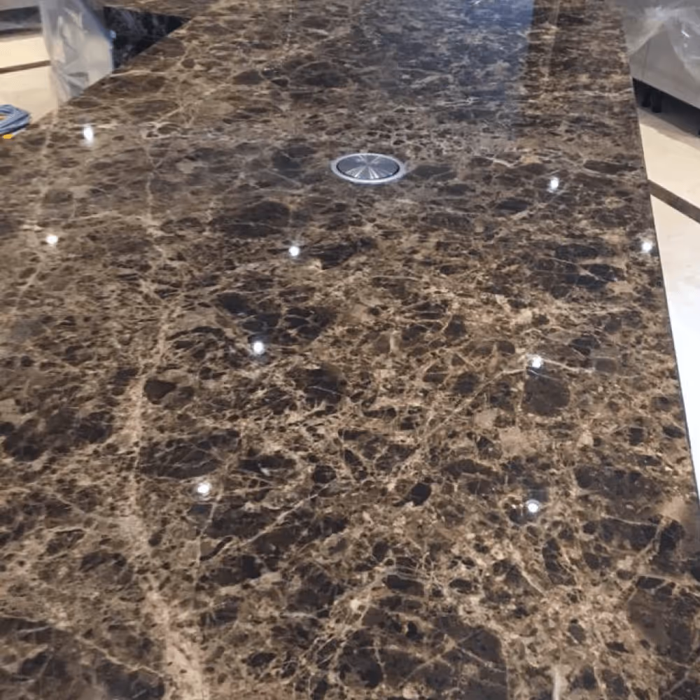 Table de bar en marbre noir et marron rénovée et brillante grace à marble technics paris