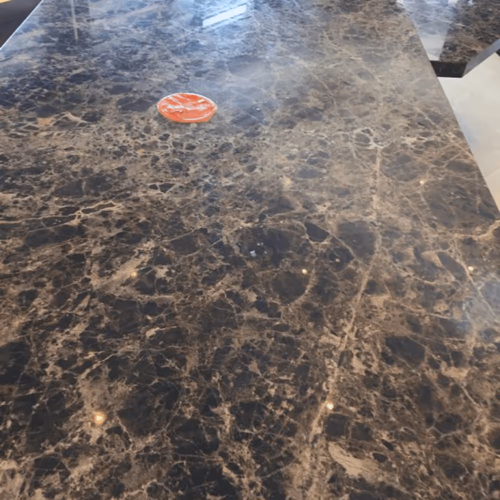 Table de bar en marbre noir et marron à rénover, couleur passée et éclat perdu