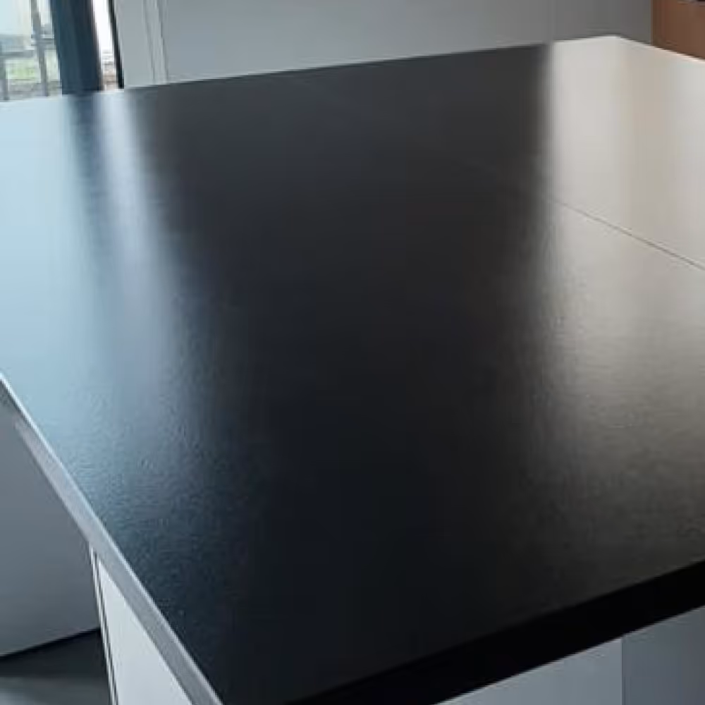Photo d'une table en marbre qui à retrouver toute sa brillance et son éclat avec rénovation du plateau en marbre par marble technics paris