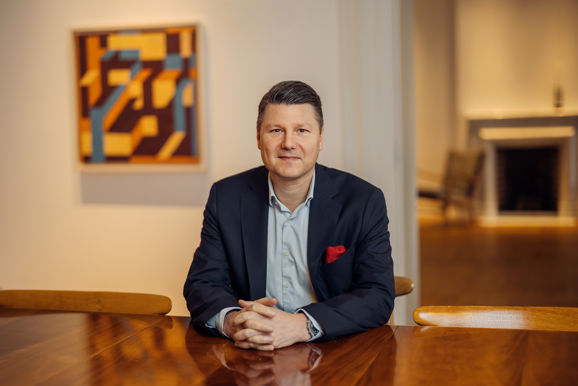 Photo of Fabio Pedrazzi, Lindéngruppen CEO, in a sofa at Lindéngruppen head office
