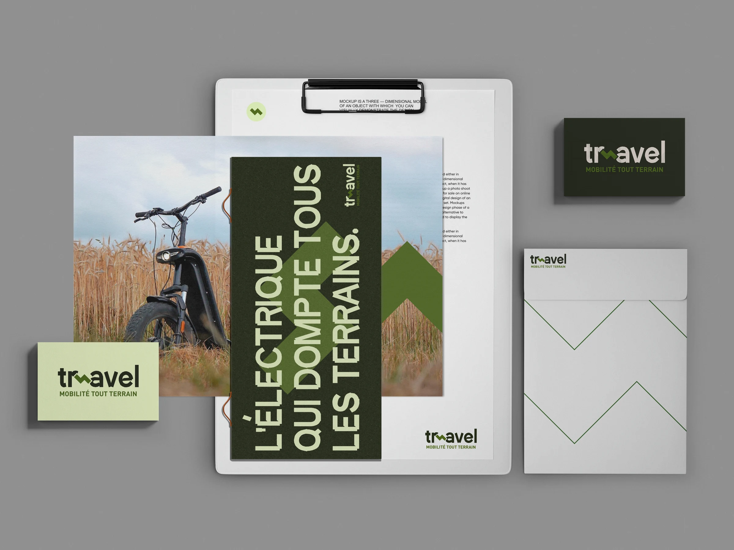 Identité visuelle Tr-avel déclinée sur la papeterie, les cartes et une affiche.