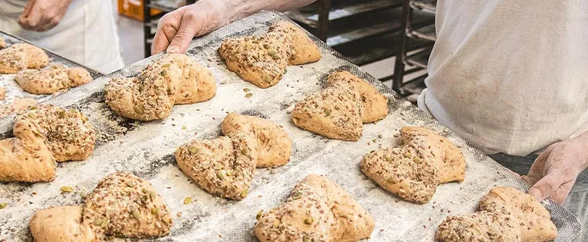 Frisch gebackene Brötchen auf einem Blech
