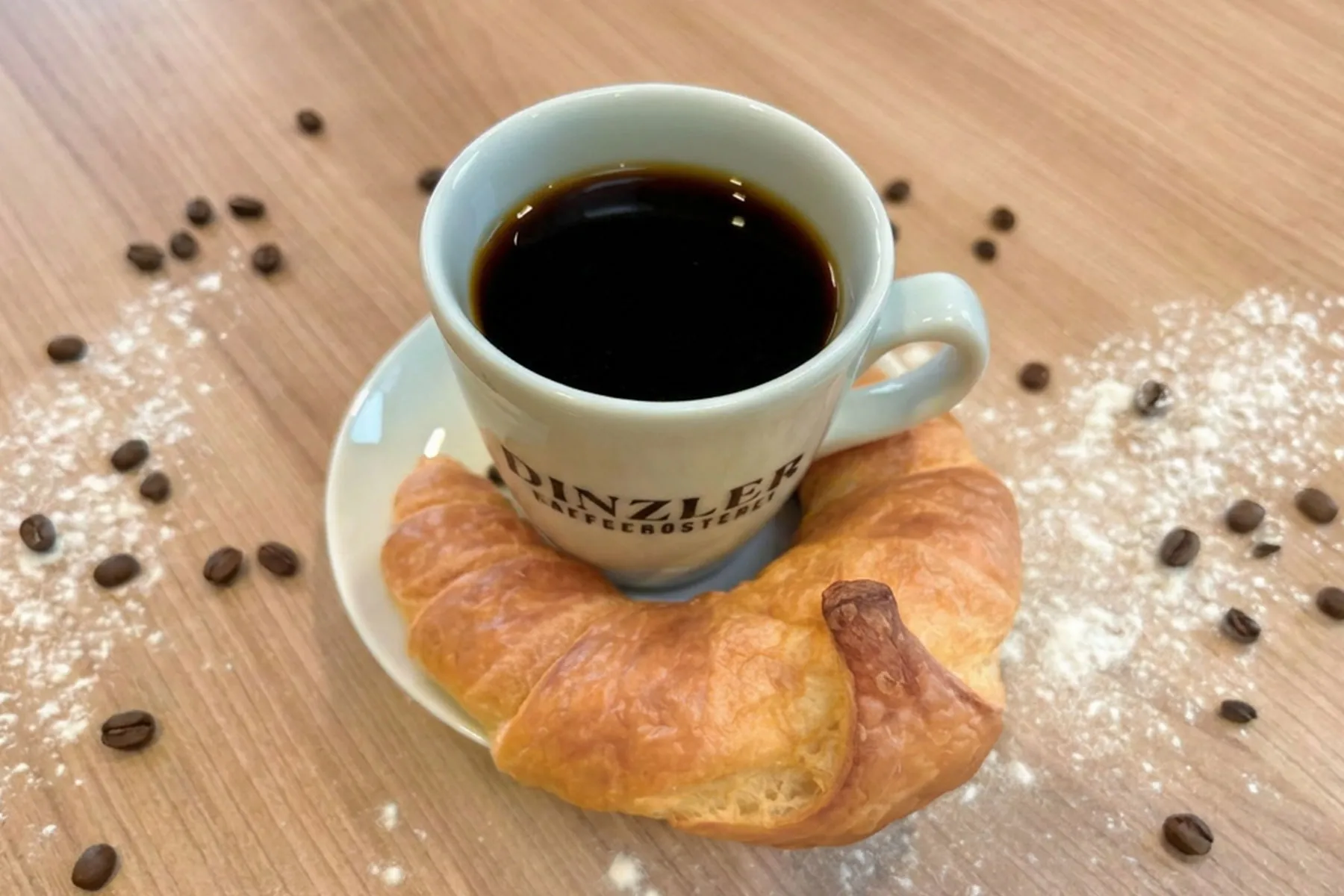 Ein Kaffe und ein Croissant