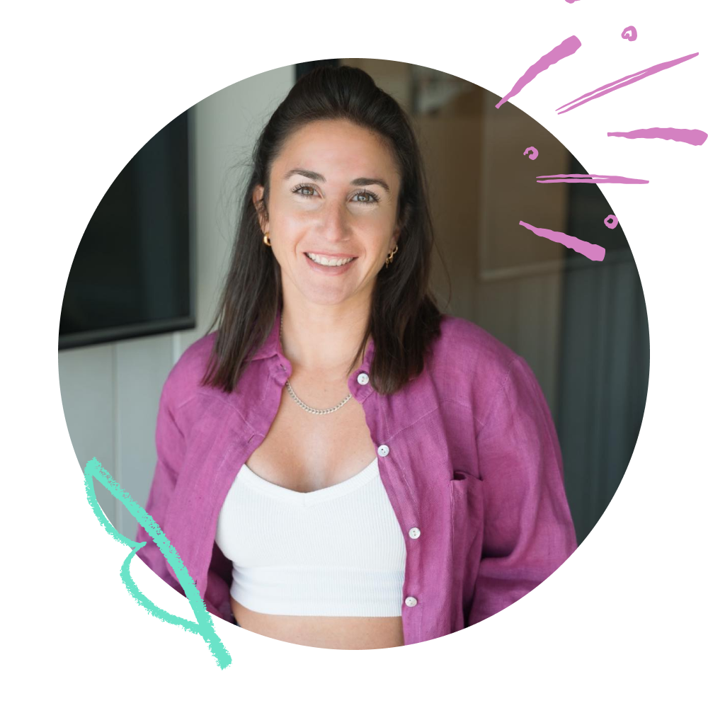 התמונה מציגה את אורטל , מביטה למצלמה בחיוך עדין. 