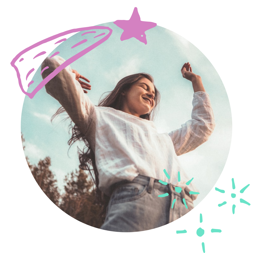 התמונה מציגה אישה צעירה עומדת בחוץ, לובשת חולצה לבנה ומכנסי ג’ינס, עם ידיים מונפות למעלה וחיוך רחב על פניה. ברקע שמיים בהירים ועצי יער. סביב התמונה נוספו איורים צבעוניים – כוכב ורוד, שובל וכוכבים קטנים בטורקיז – המוסיפים אווירה שמחה וחגיגית.