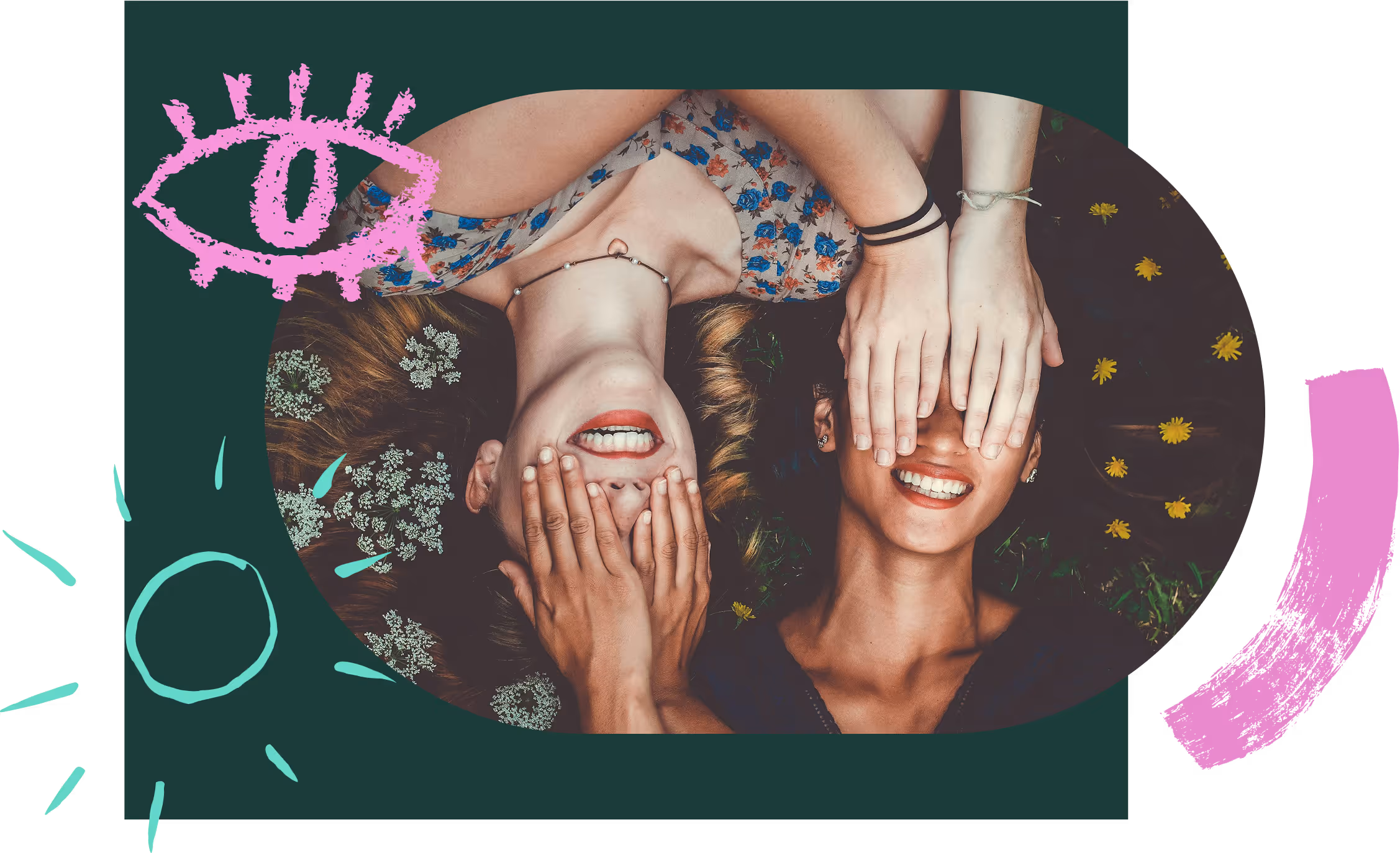 התמונה מציגה שתי צעירות שוכבות על הדשא זו לצד זו, מחייכות בשובבות ומכסות את עיניהן בידיים. סביבן פרחים קטנים, ועל גבי התמונה נוספו איורים צבעוניים – עין ורודה, שמש טורקיזית וקווים דקורטיביים – המוסיפים אווירה קלילה, יצירתית ועליזה.