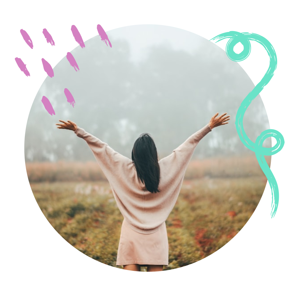 התמונה מציגה אישה עומדת בשדה רחב, פניה מופנות אל הנוף וידיה מורמות כלפי מעלה בתנועה של חופש ושחרור. היא לובשת שמלה בהירה וארוכה. סביב התמונה נוספו איורים בצבעי ורוד וטורקיז שמעניקים לה נופך אמנותי ושובב.