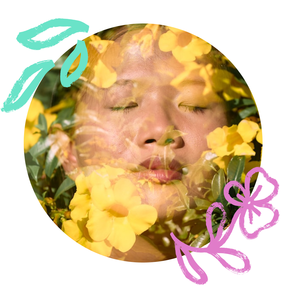 התמונה מציגה אישה בעיניים עצומות שפניה משתלבות עם פרחים צהובים חיים, כך שנוצר אפקט חלומי של חיבור לטבע. סביב התמונה נוספו איורים צבעוניים של עלים ירקרקים ופרח ורוד, המוסיפים נופך אמנותי ושובב.