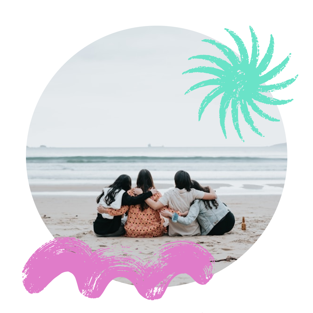 התמונה מציגה ארבע נשים יושבות על חוף הים מחובקות זו עם זו, מביטות אל הגלים והאופק הרחוק. סביב התמונה נוספו איורים צבעוניים – צורה המזכירה שמש טורקיזית וגלים ורודים – המוסיפים לה אווירה קלילה ושמחה.