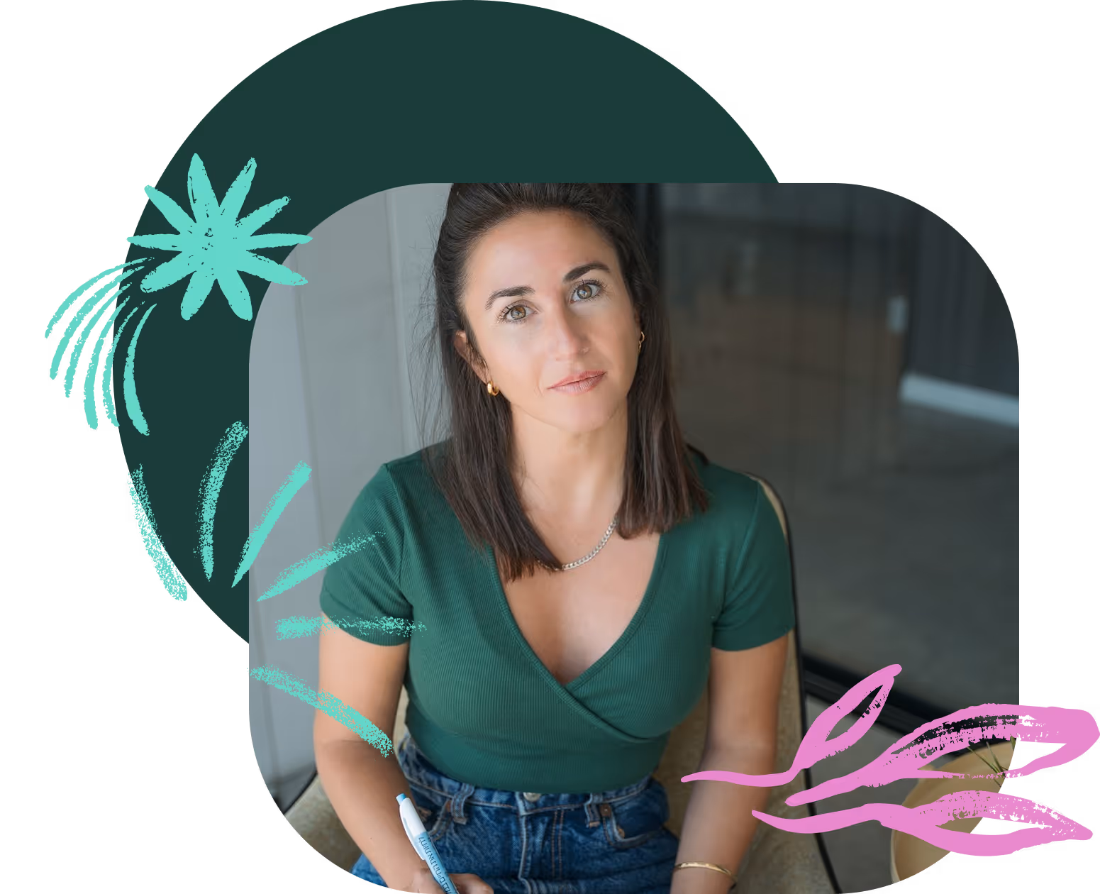 התמונה מציגה את אורטל , מביטה למצלמה בחיוך עדין. 