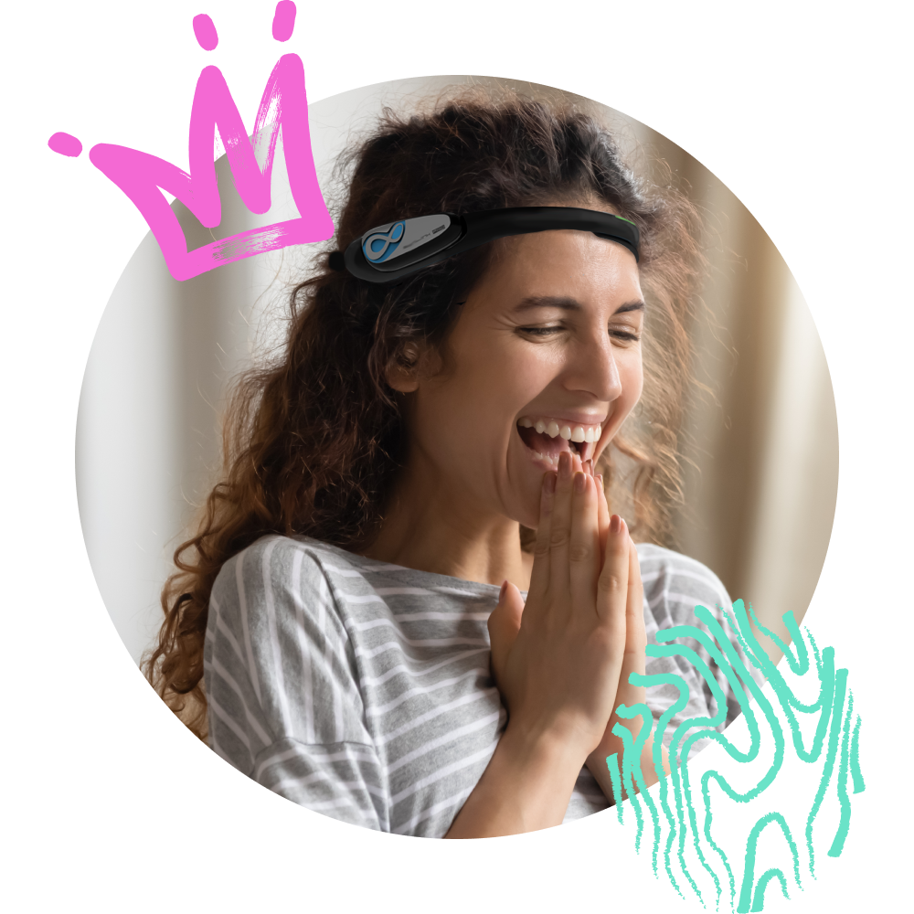 התמונה מציגה אישה מחייכת עם מכשיר חיישן שחור על מצחה. היא נראית שמחה ומופתעת, כשידיה משולבות סמוך לפניה. איורים שובביים – כתר ורוד מעל ראשה ודוגמה אבסטרקטית בטורקיז – מוסיפים נגיעה חגיגית וכיפית.