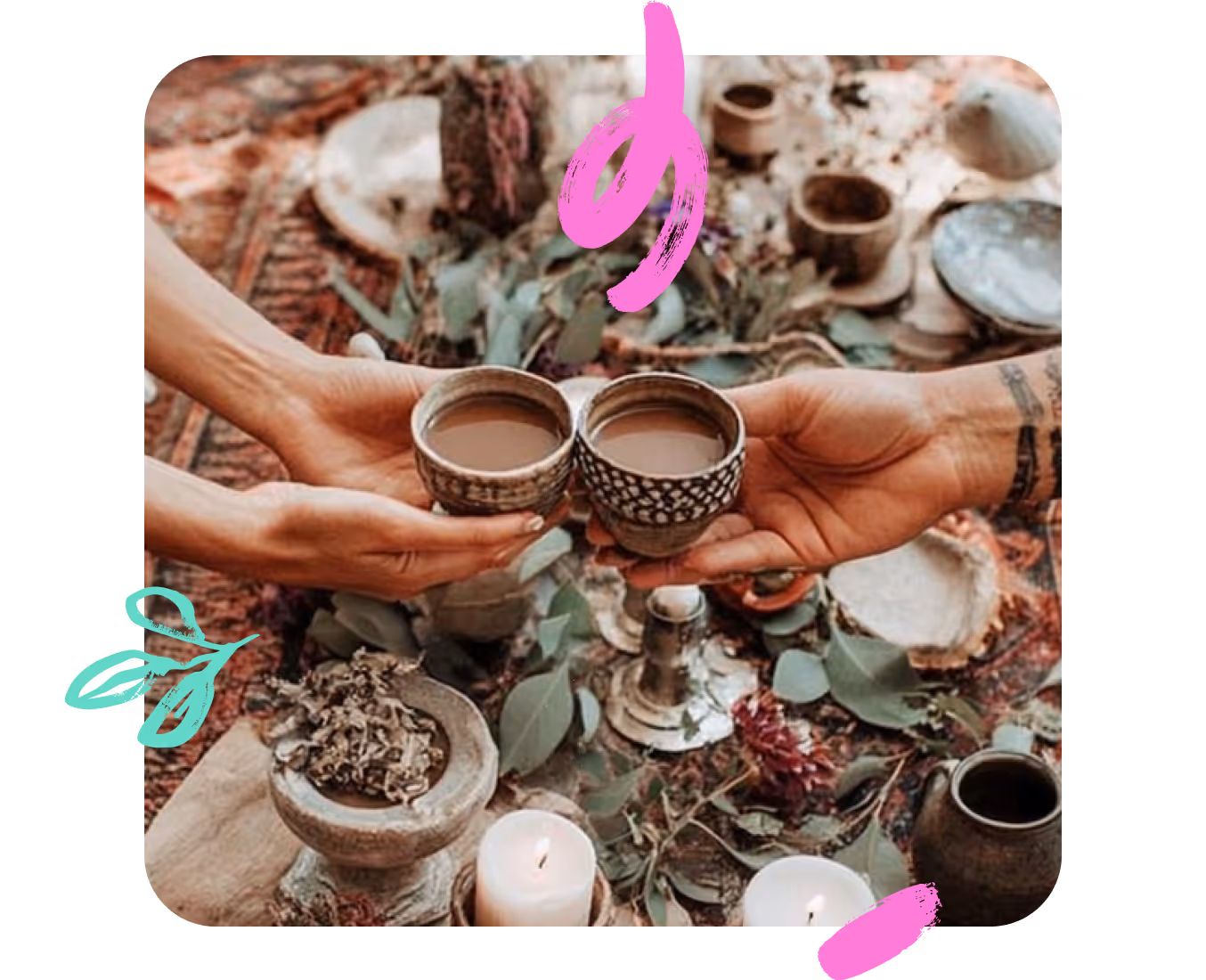 התמונה מציגה שני אנשים מחזיקים כוסות מעוטרות מלאות במשקה קקאו חם, ומשיקים אותן בעדינות במחווה של שיתוף. הסביבה מעוטרת בנרות, עלים ואלמנטים טבעיים, היוצרים אווירה טקסית וחמימה. איורים ידניים בוורוד ובטורקיז מוסיפים לתמונה נגיעה שובבה ואמנותית.