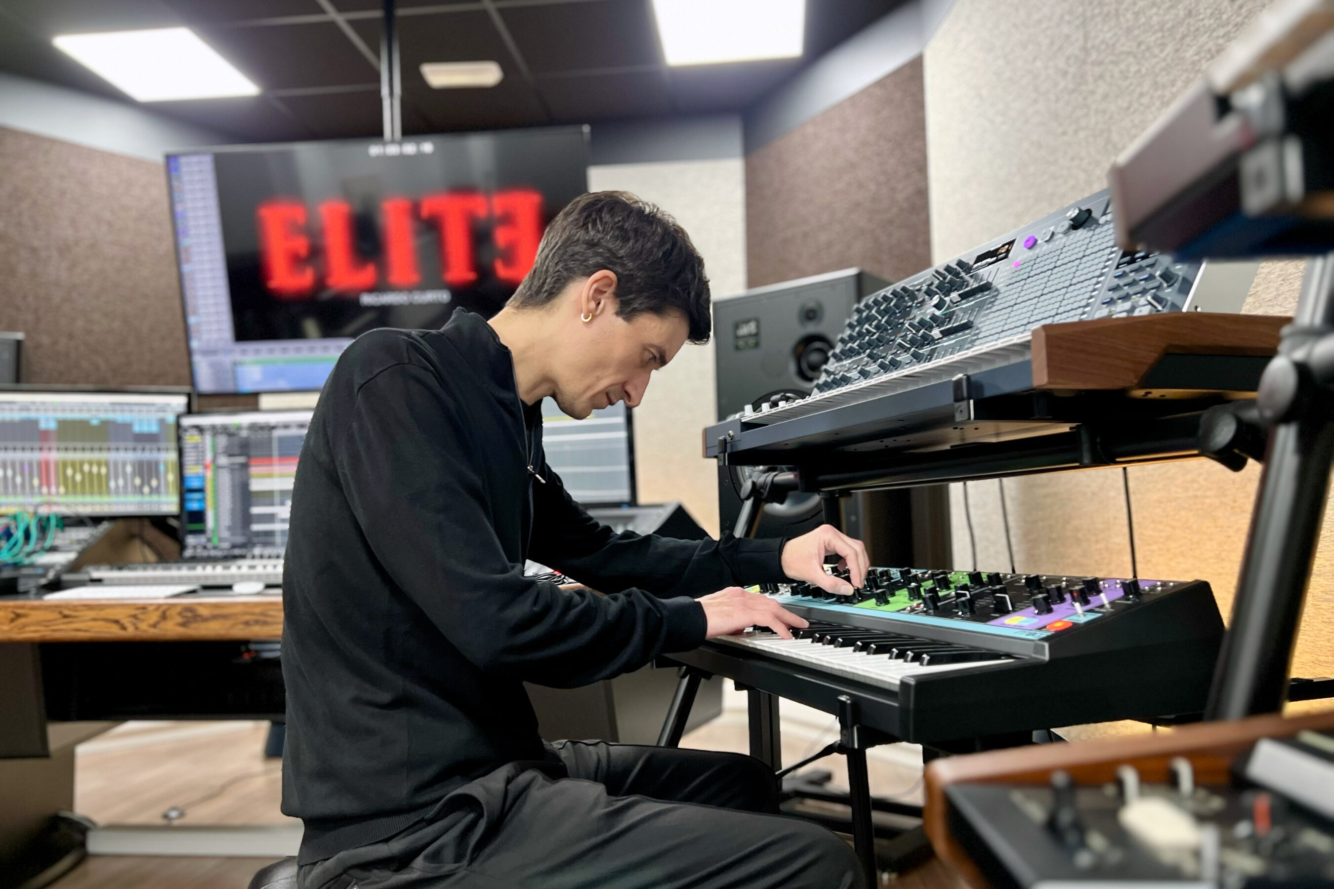 Ricardo Curto producir music in his studio