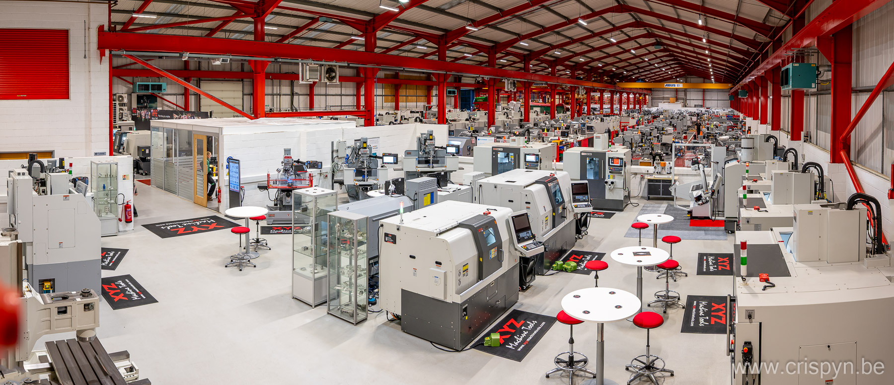 De XYZ 400 UMC 4+1 of 5 assige freesmachine komt er aan.