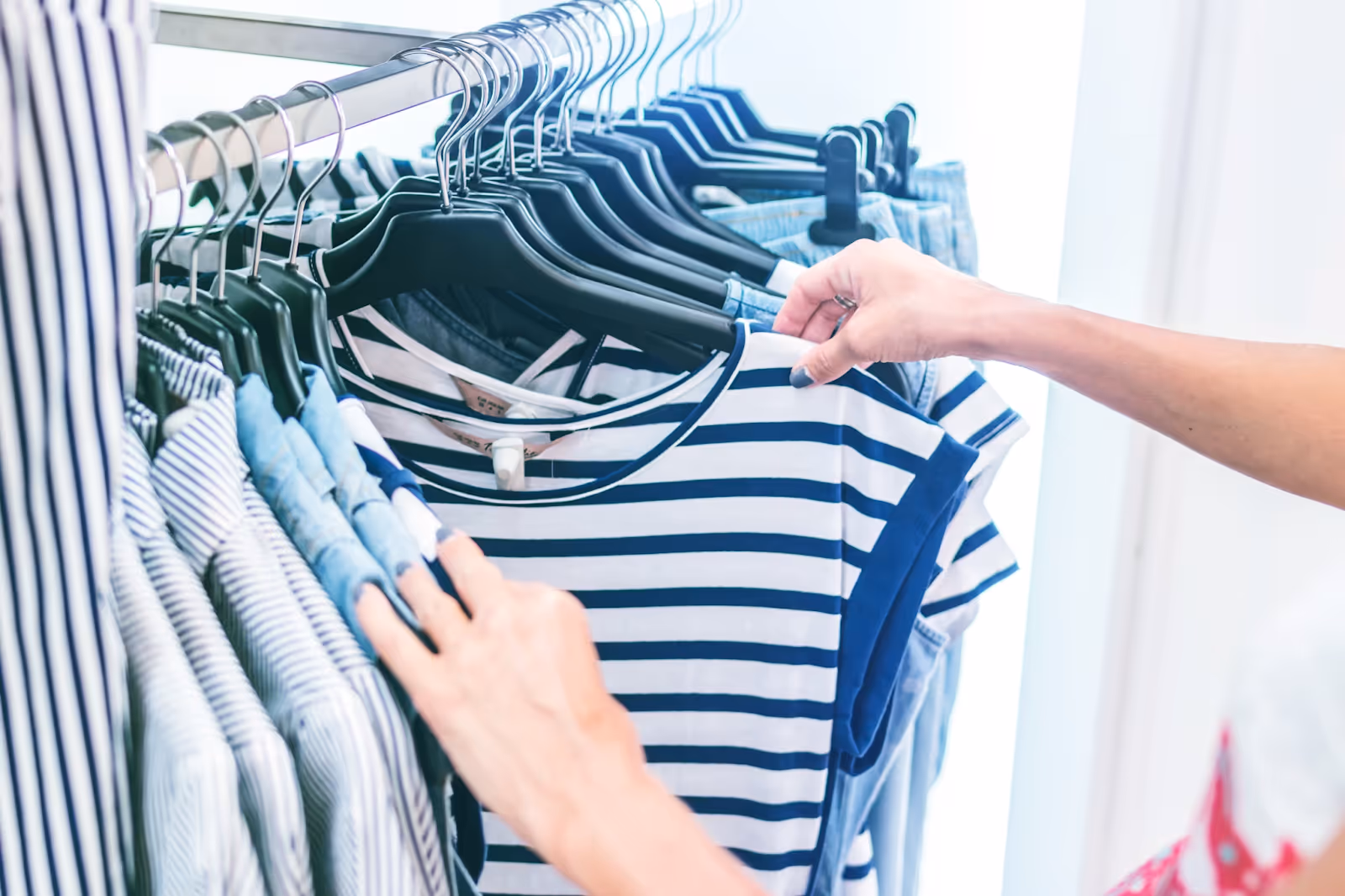 Como começar um pequeno negócio de roupas em casa.