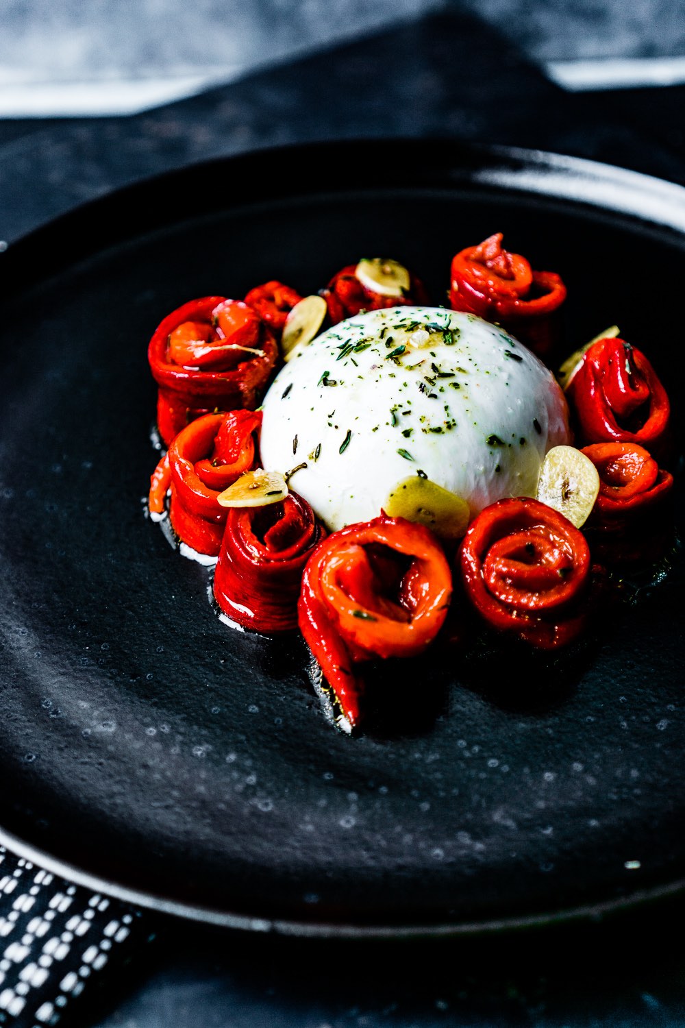 Eingelegte Paprika mit Burrata