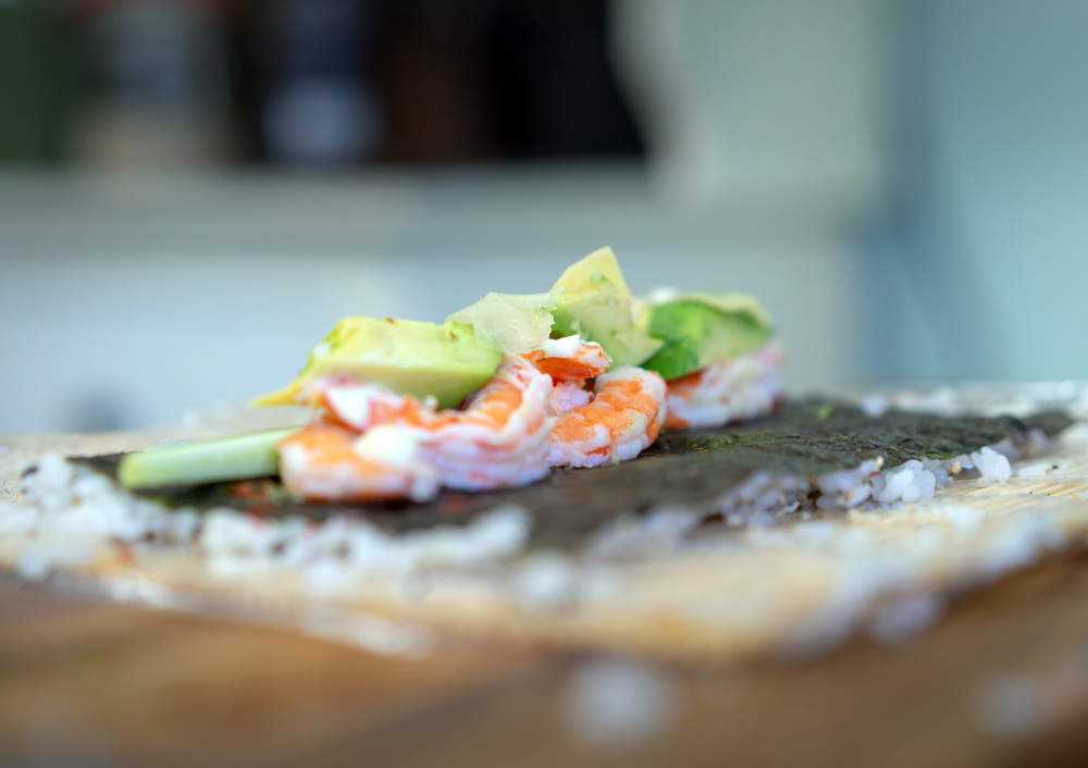 plating rolling sushi
