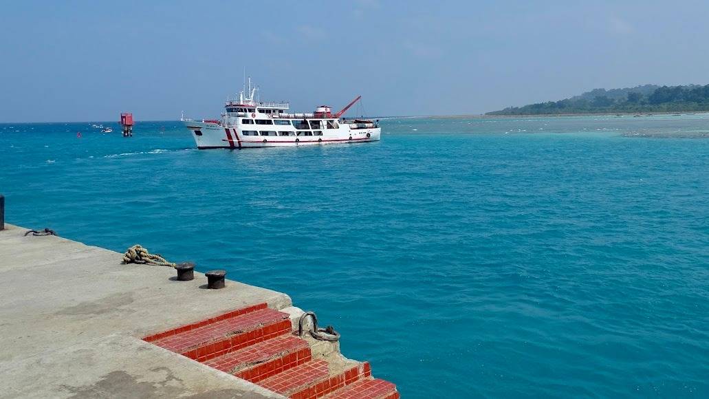 Image of a ferry coming towards Neil Island Jetty