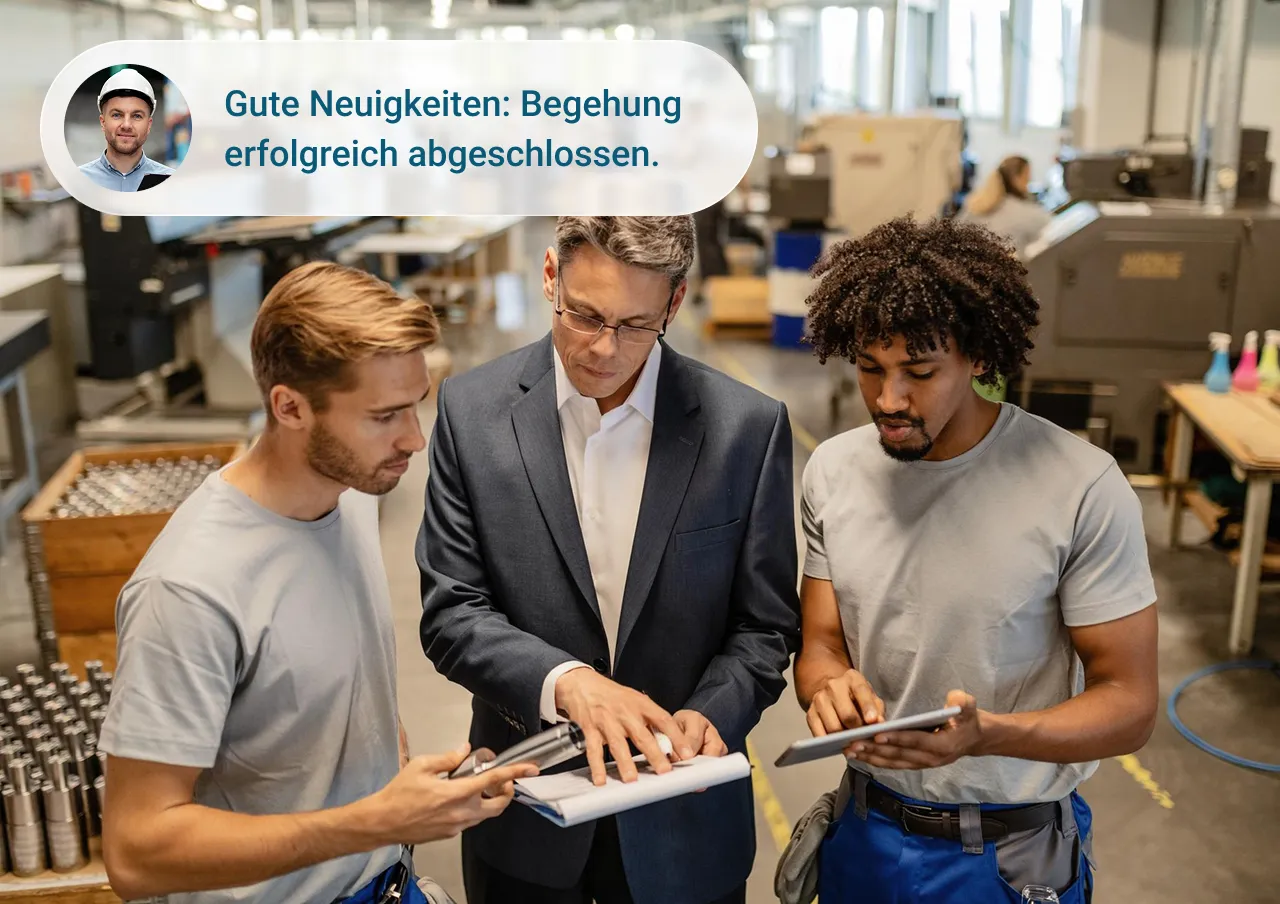 Drei Männer besprechen Ergebnisse mit Tablet und Notizblock.