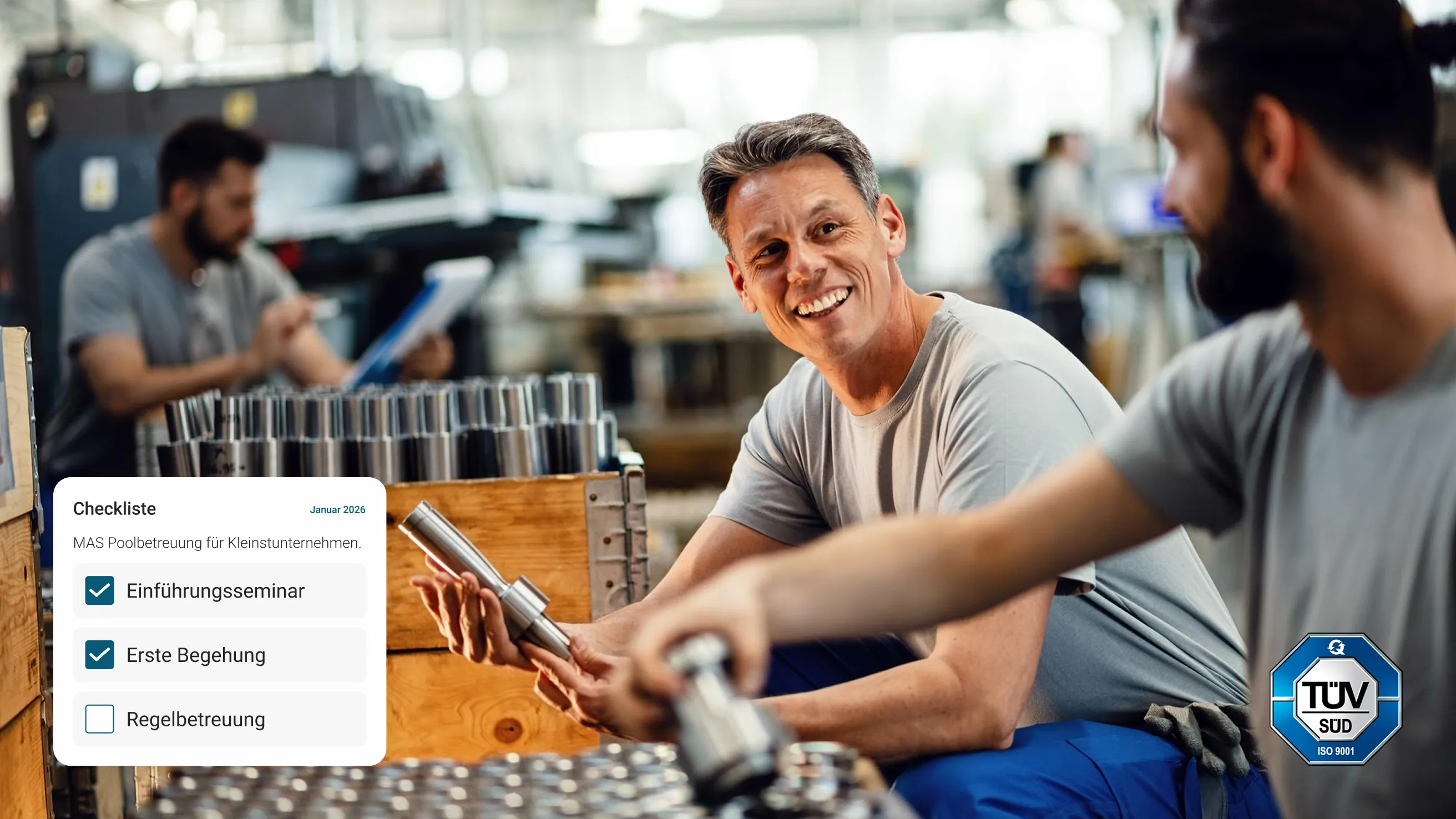 Zwei Arbeiter besprechen Metallteile mit Checkliste und TÜV-Logo.