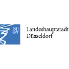 Blaues Rechteck mit weißer wellenförmiger Linie links und kleinem weißen Logo rechts oben auf blauem Hintergrund