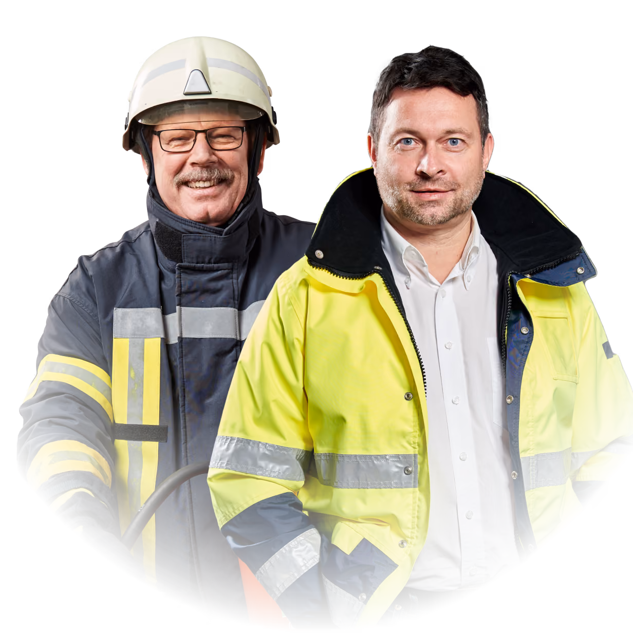 Zwei lächelnde Männer in Schutzkleidung: Feuerwehrmann mit Helm und gelber Warnjacke-tragender Einsatzleiter