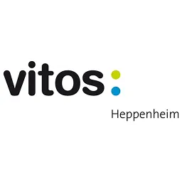 weißes Logo mit schwarzem Schriftzug vitos, gelb-blauer Doppelpunkt rechts, darunter Heppenheim