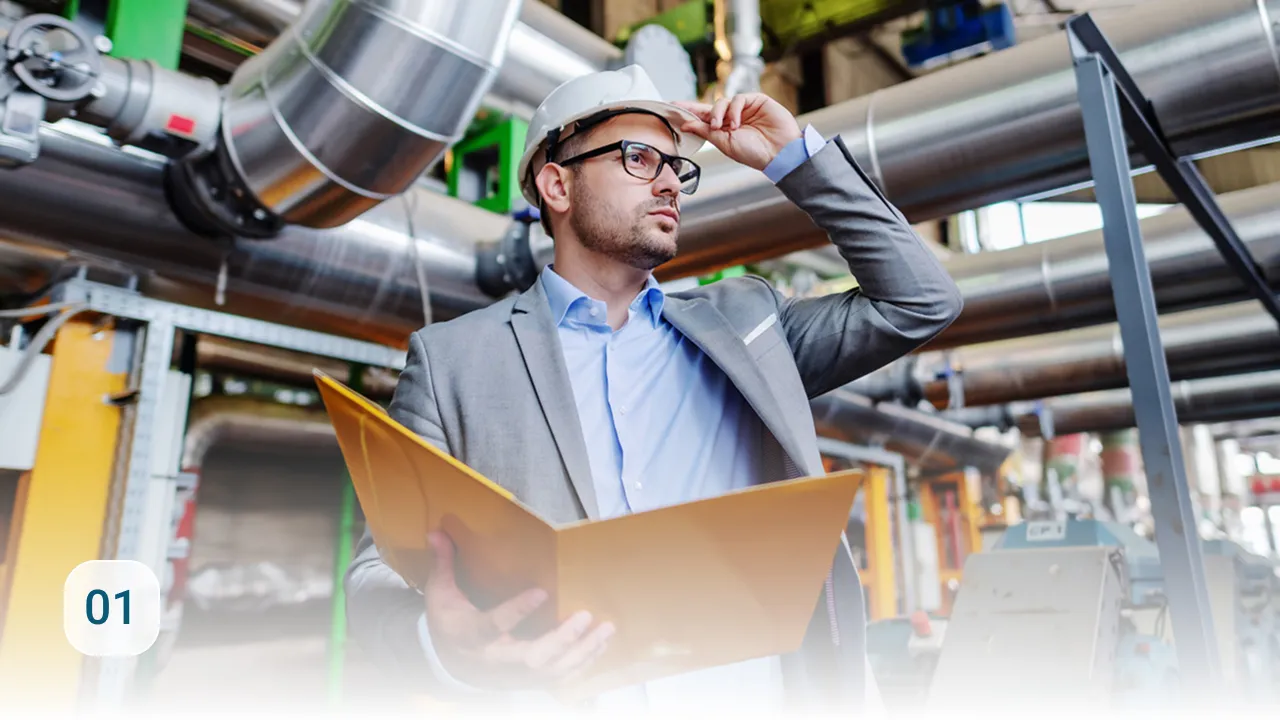 Ingenieur mit Schutzhelm und Aktenordner inspiziert Rohrleitungen in Industrieanlage