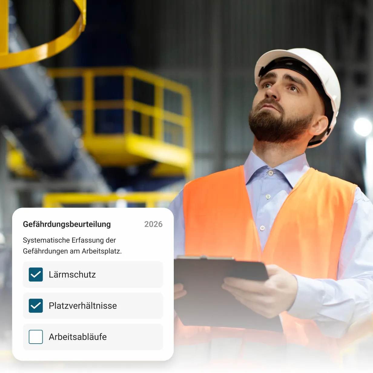 Industriearbeiter mit Schutzhelm und Weste hält Klemmbrett, prüft Hallenkran; eingeblendetes Gefährdungsbeurteilungs-Widget (Lärmschutz, Platzverhältnisse)