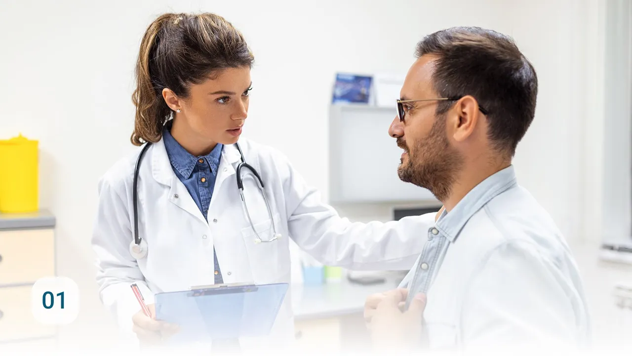 Ärztin im weißen Kittel mit Stethoskop berät einen sitzenden männlichen Patienten im Sprechzimmer, hält Klemmbrett