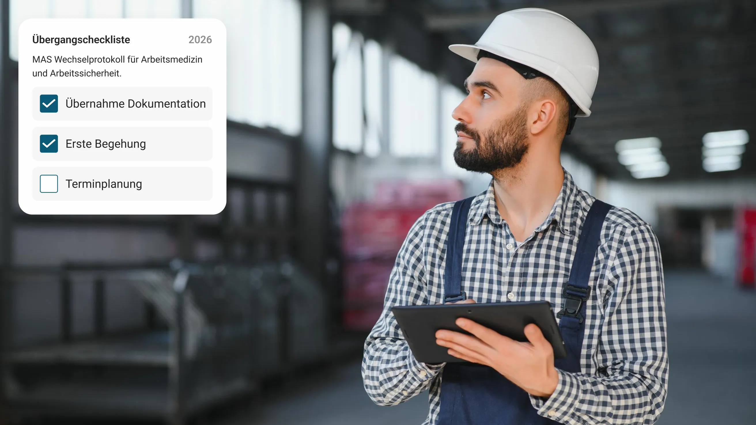Mann mit Schutzhelm und Tablet in Industriehalle, links eingeblendete Checkliste mit zwei markierten Punkten und einem offenen Punkt