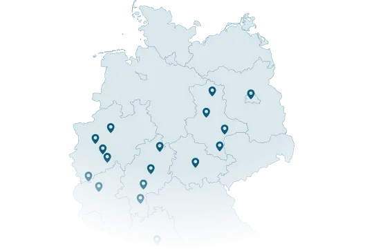 Karte Deutschlands mit markierten Standort-Pins über mehreren Städten, blassblaue Flächen und Bundesländergrenzen sichtbar