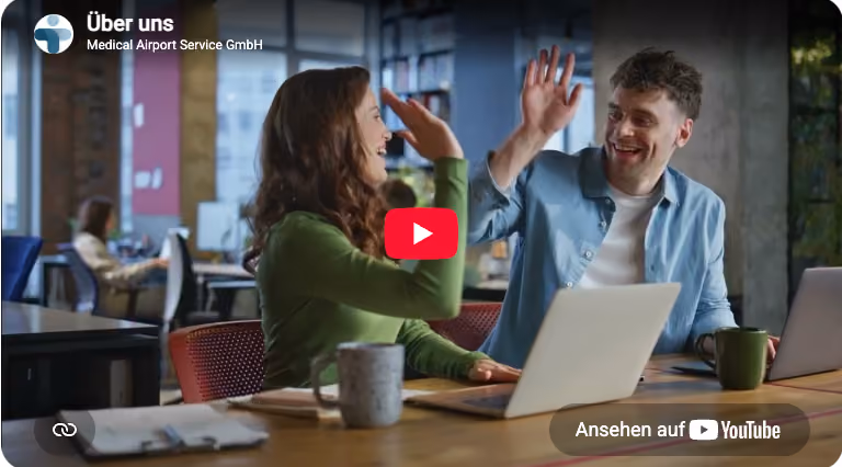 Youtube Thumbnail mit zwei jungen Menschen, die sich High-Five geben.