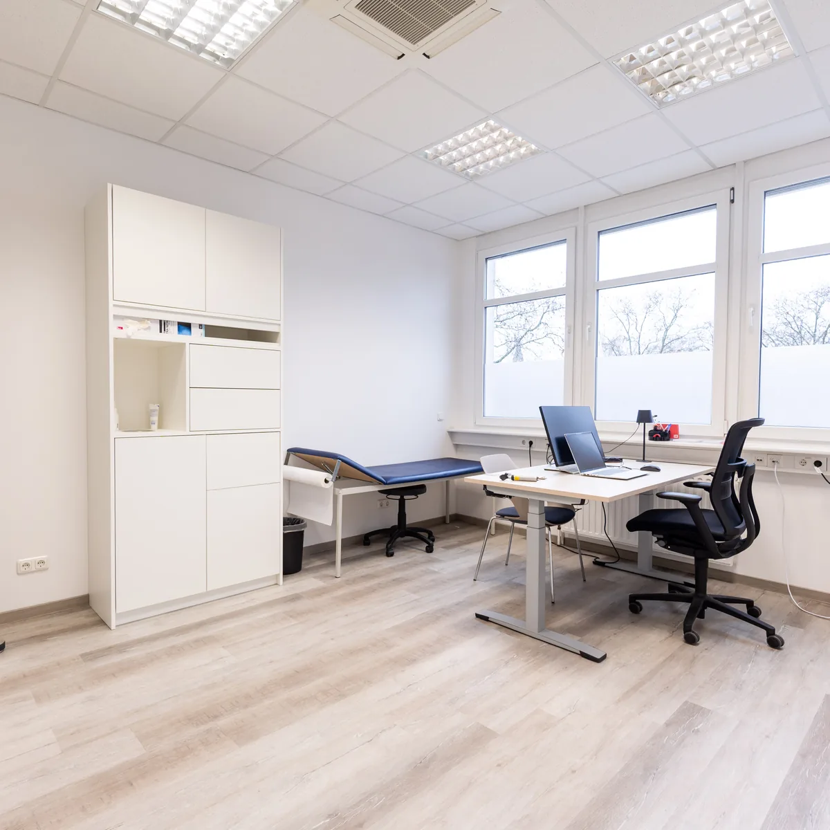 Behandlungsraum mit Arbeitsplatz – MAS Gesundheitszentrum Darmstadt