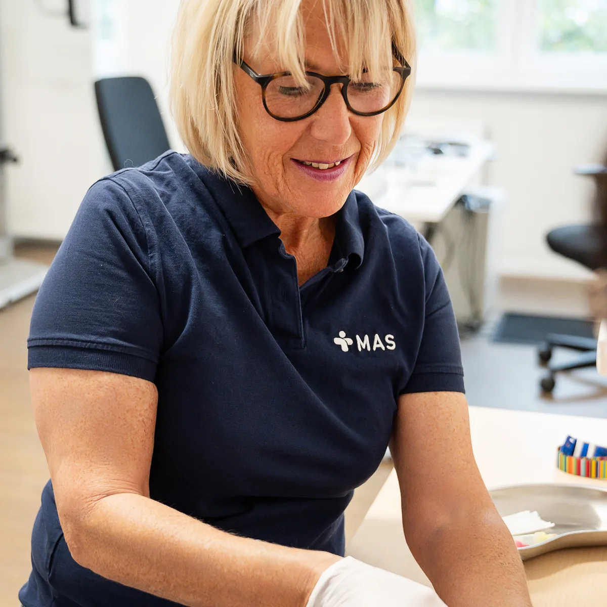 Mitarbeiterin bei der Blutabnahme – MAS Gesundheitszentrum Bonn