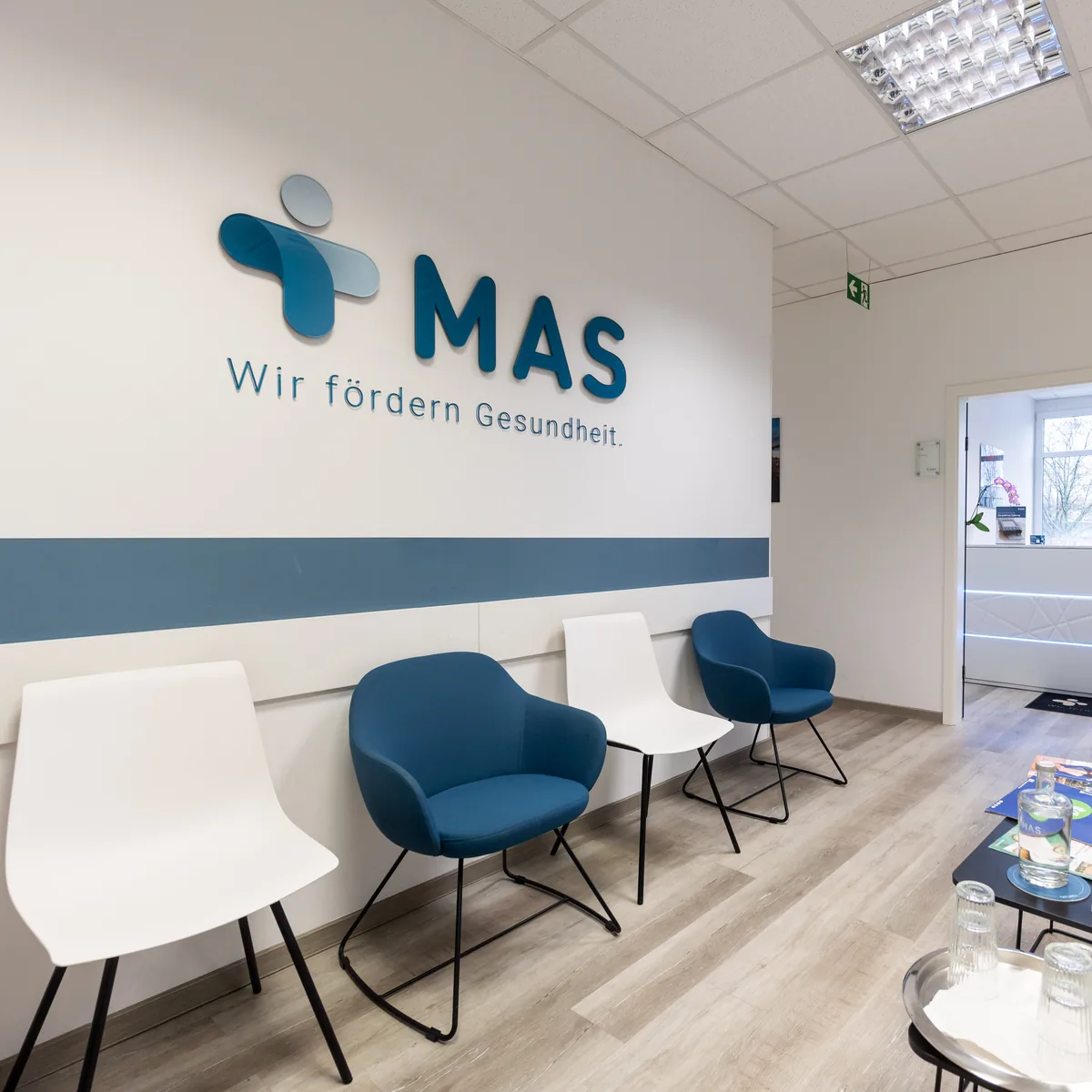 Wartebereich mit MAS-Logo – MAS Gesundheitszentrum Darmstadt