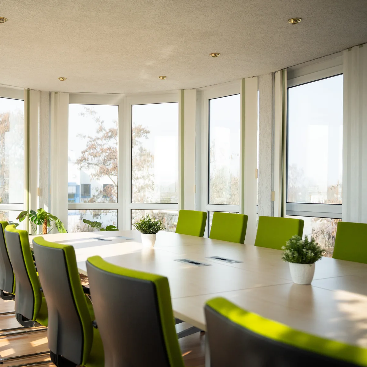 Besprechungsraum mit Fensterfront – MAS Gesundheitszentrum Erfurt