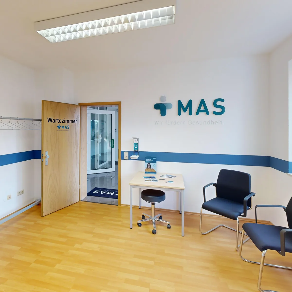 Wartezimmer mit MAS-Logo – MAS Gesundheitszentrum Erfurt