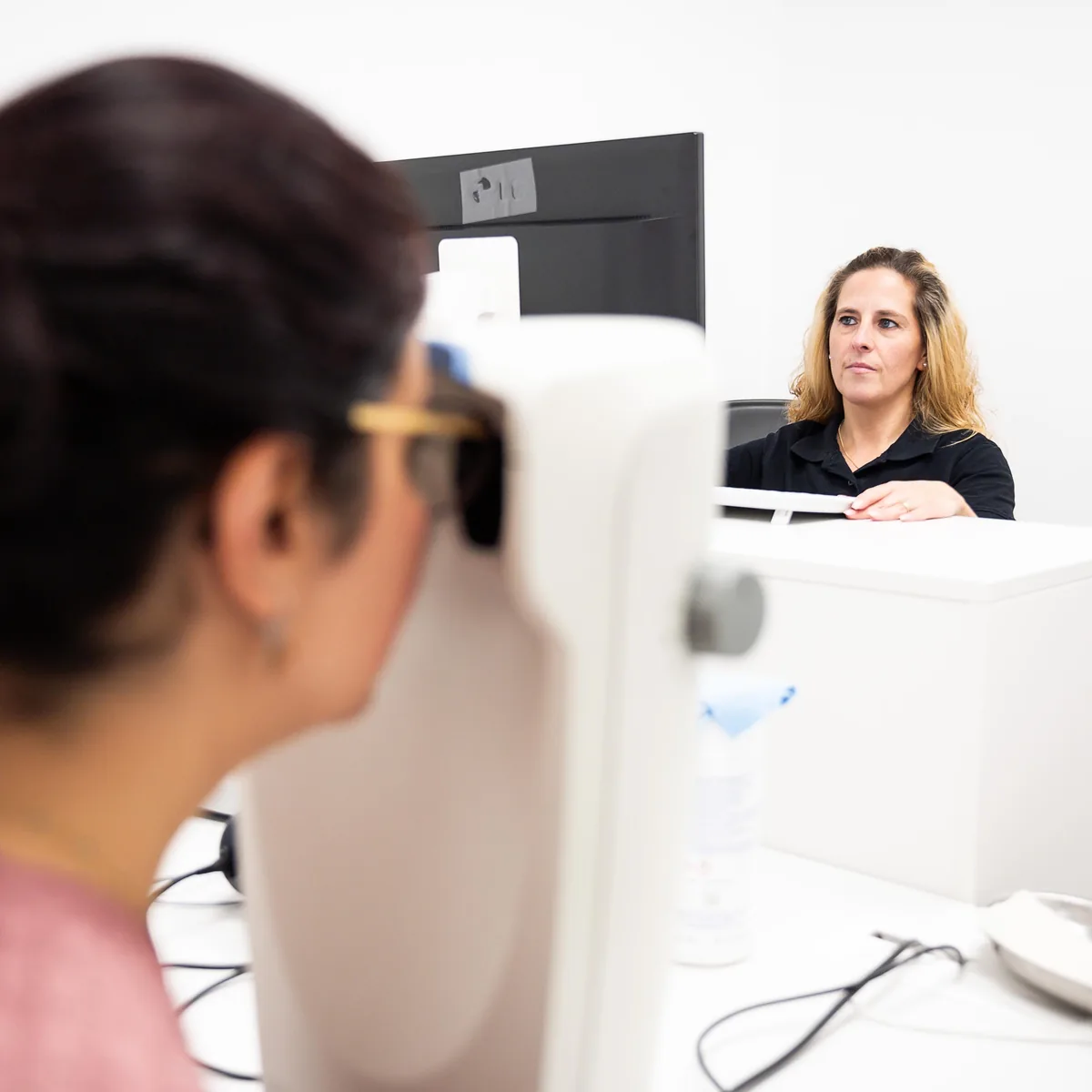 Patientin beim Sehtest – MAS Gesundheitszentrum Essen
