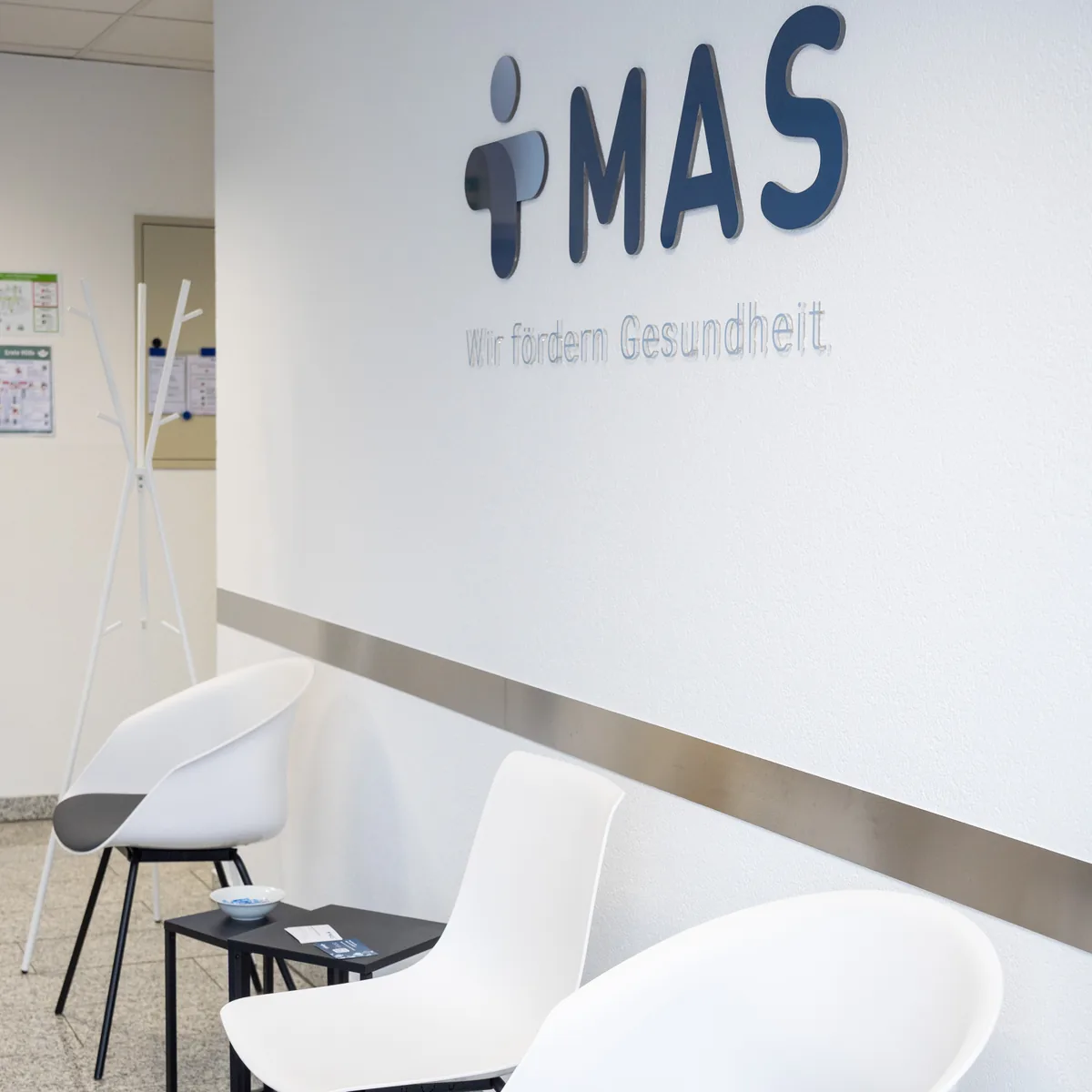 Wartebereich mit Stühlen – MAS Gesundheitszentrum Halle (Saale)