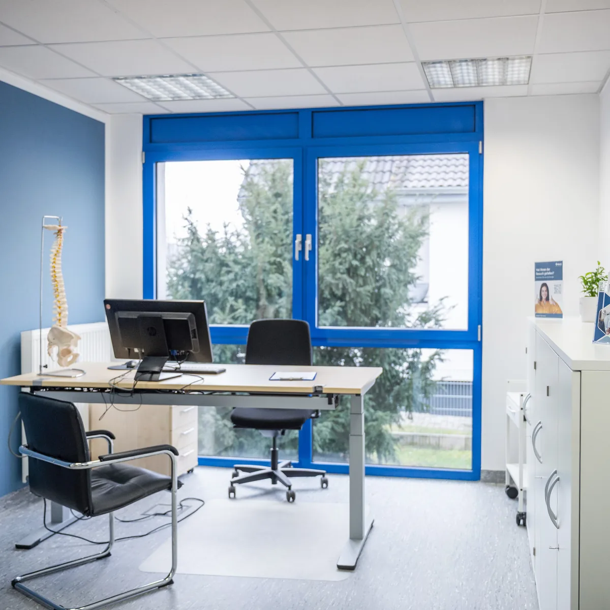 Behandlungsraum mit Schreibtisch – MAS Gesundheitszentrum Halle (Saale)