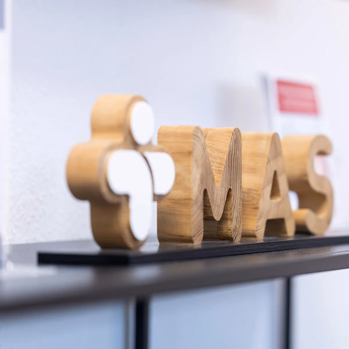 MAS-Logo aus Holz – MAS Gesundheitszentrum Mörfelden-Walldorf